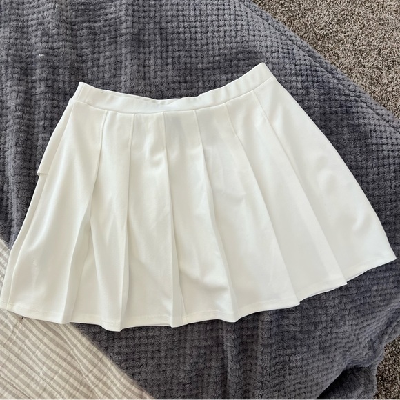 ASOS Design Mini Pleated Tennis Skirt With Asymmetric Wrap Detail - Picture 2 of 4